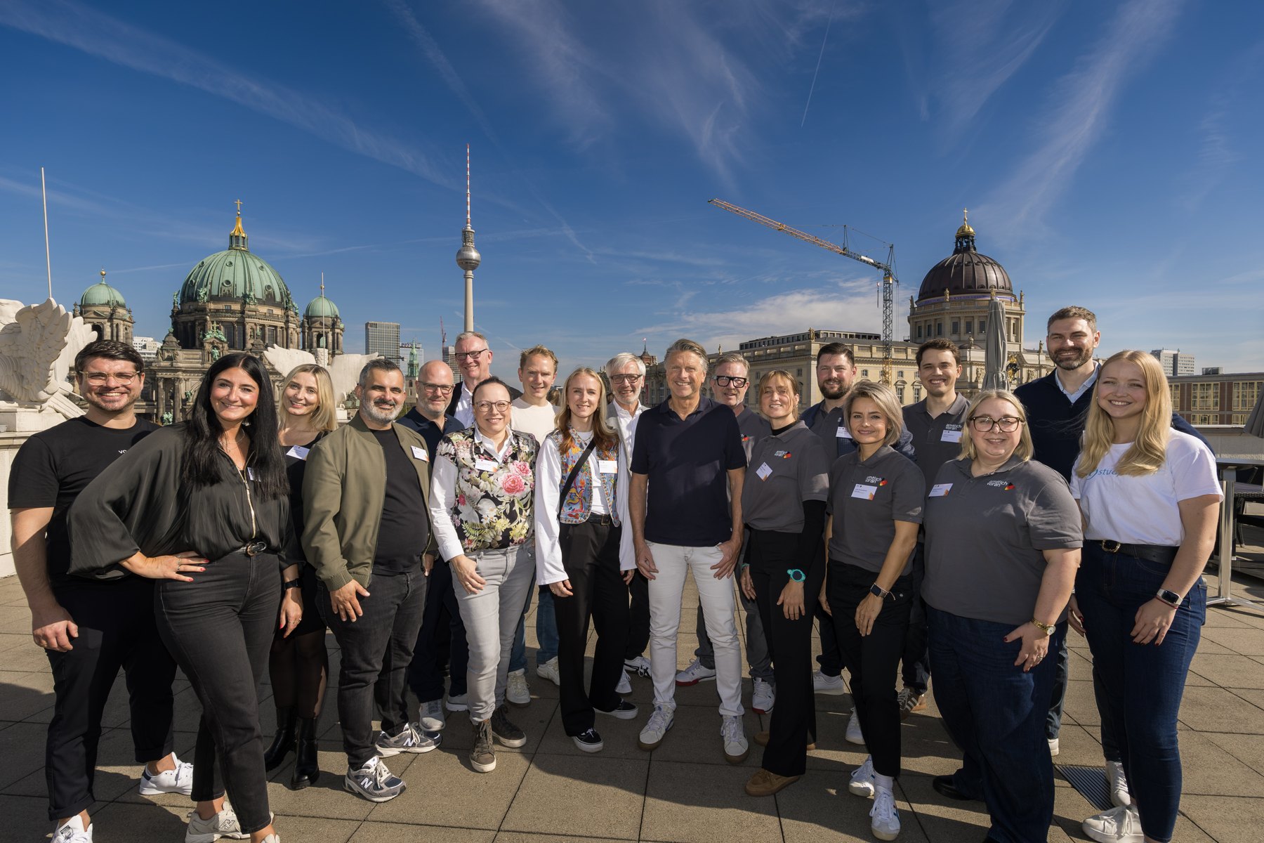Gemeinsamer Moment mit Blick über Berlin beim amtlich voran Forum am 01.10.2026 in Berlin