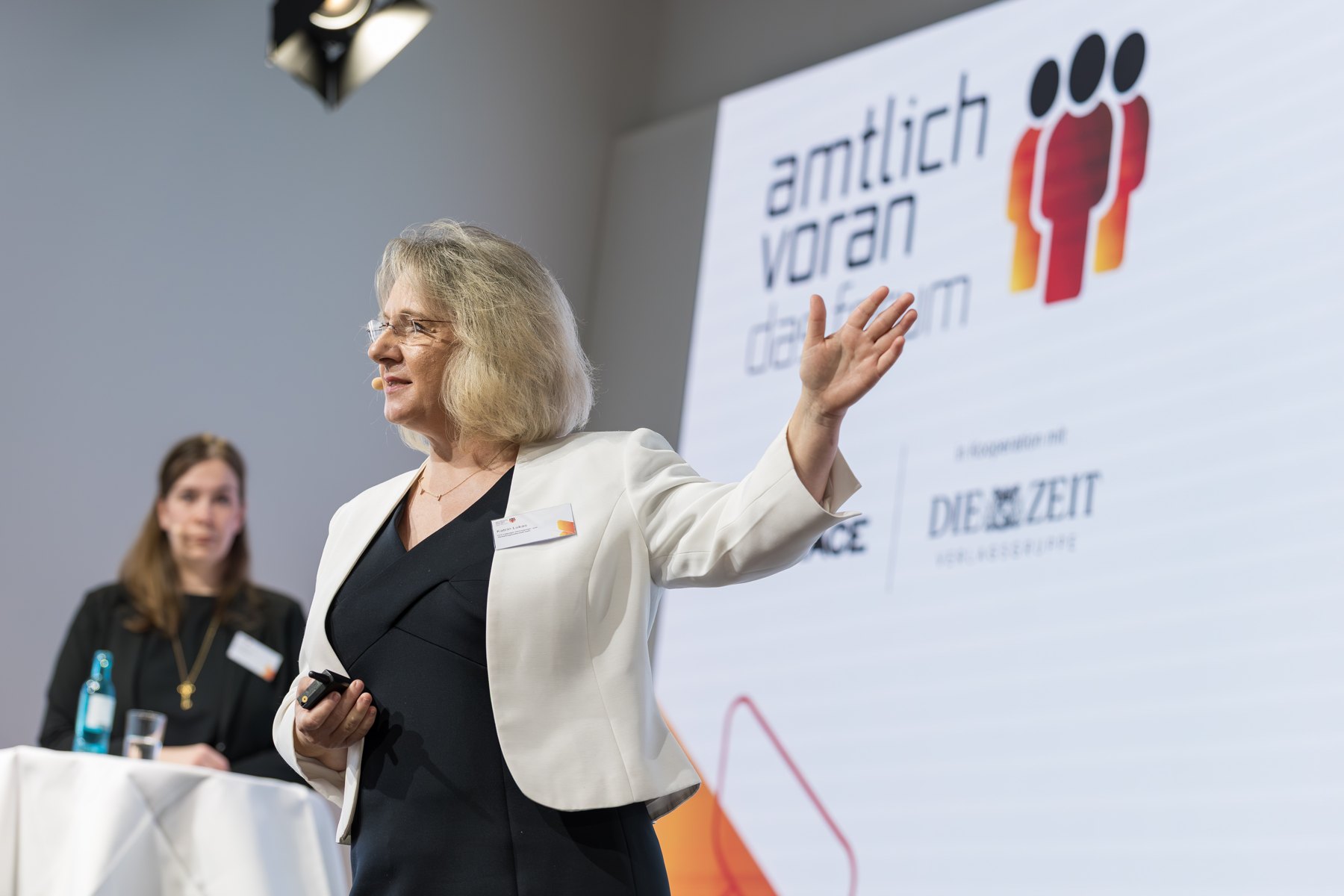 Wissen teilen auf der Bühne beim amtlich voran Forum am 01.10.2026 in Berlin